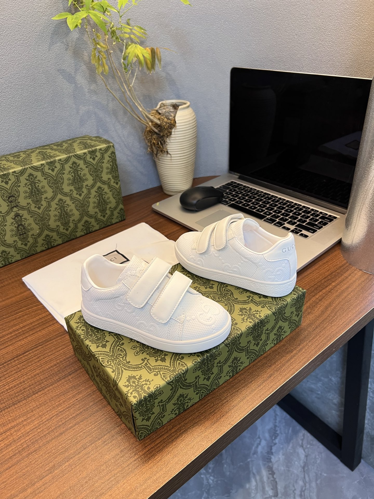 Children's shoes child